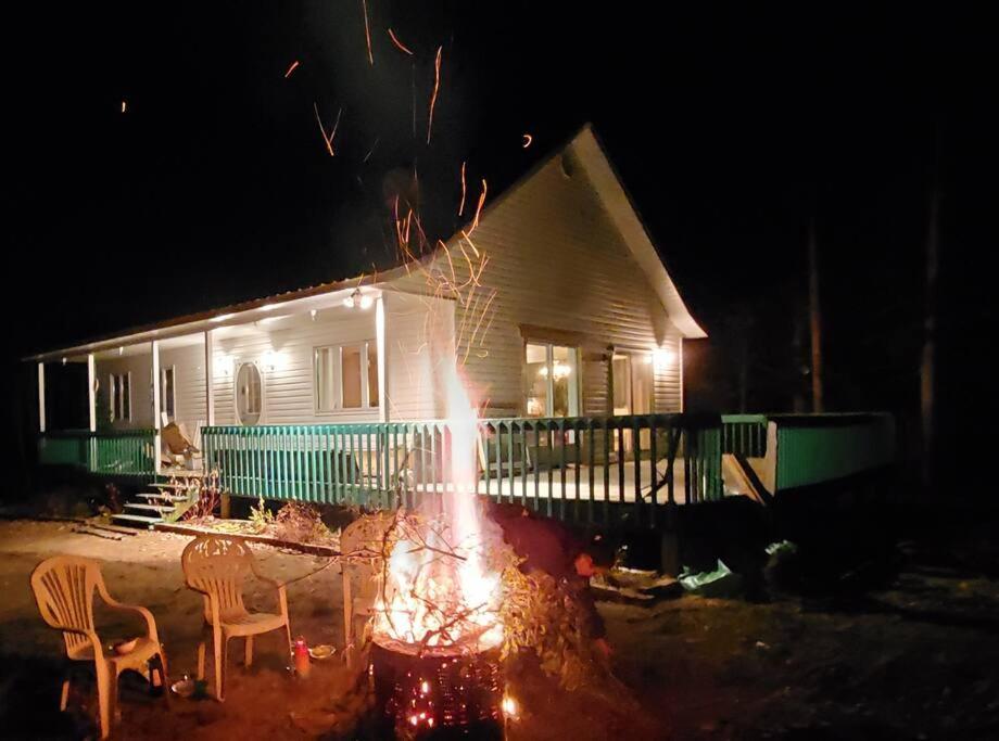 Chalet De L'Ours Bord Riviere - Lit King Size - Petit Dejeuner Bio - Table De Pool Villa Saint-Alexis-des-Monts Dış mekan fotoğraf